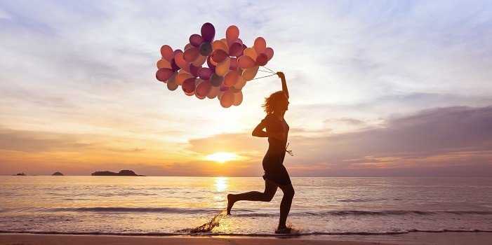 femme courant avec des ballons
