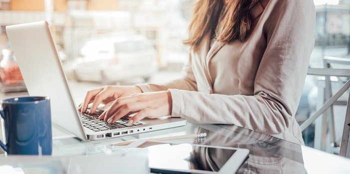 femme travaillant sur son ordinateur